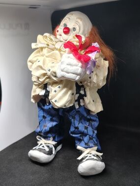 Vintage Cast Art Clown Figurine With Flower Bouquet 1993 Signed